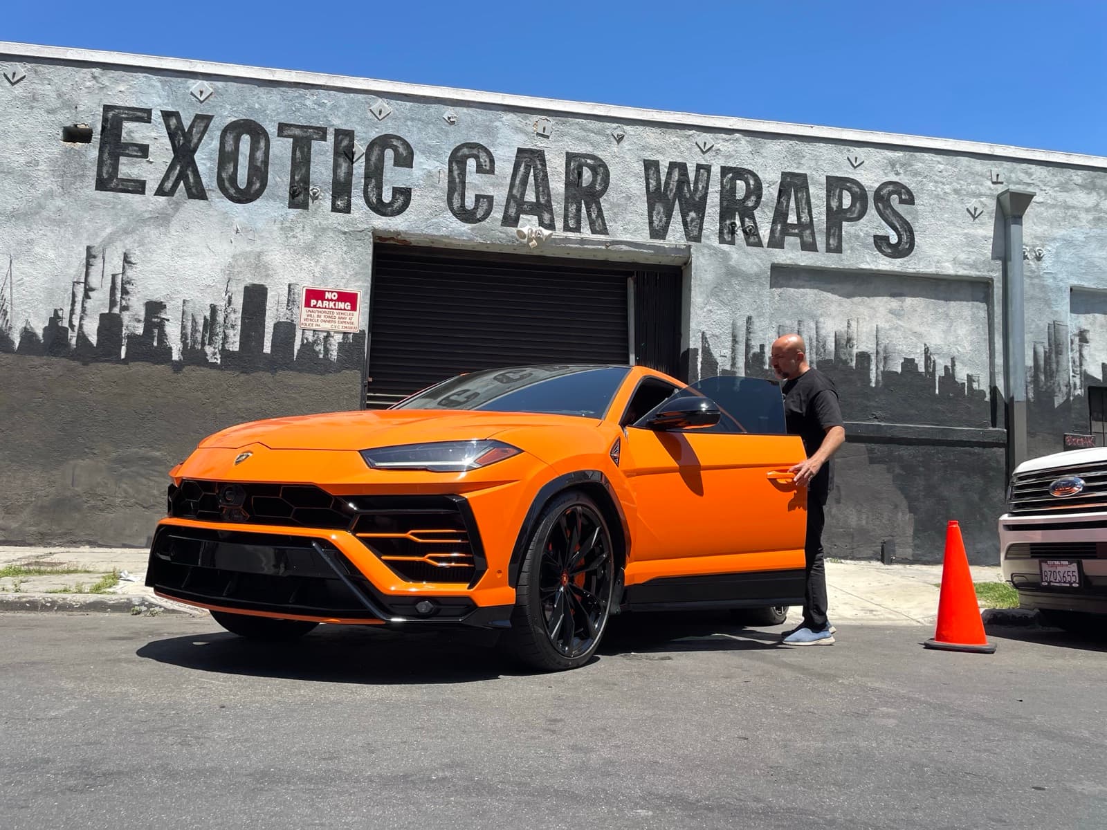 Lamborghini Urus — Gloss Orange Vinyl Wrap